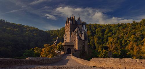 Burg eltz duitsland in de vroege ochtend.