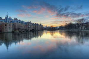 Het Torentje en Binnenhof Den Haag weerspiegeld in de bevroren Hofvijver na zonsondergang