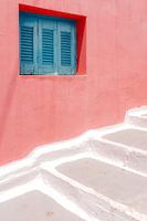 Mediterrane reisfotografie – Roodroze Muur met Blauw Houten Raam