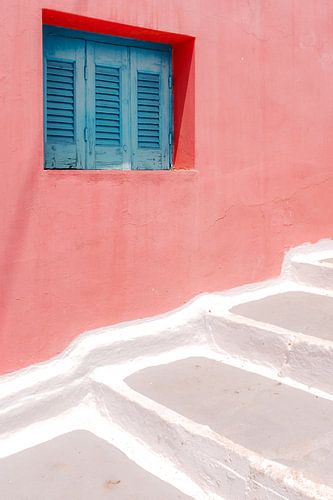 Photographie de voyage en Méditerranée - Mur rouge et rose avec fenêtre en bois bleue sur Marit Hilarius