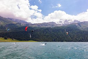 Kitesurfer am Silvaplanersee in der Schweiz von Werner Dieterich