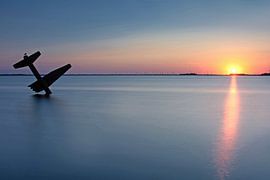 Flugzeugdenkmal bei Sonnenuntergang von Petra Vastenburg