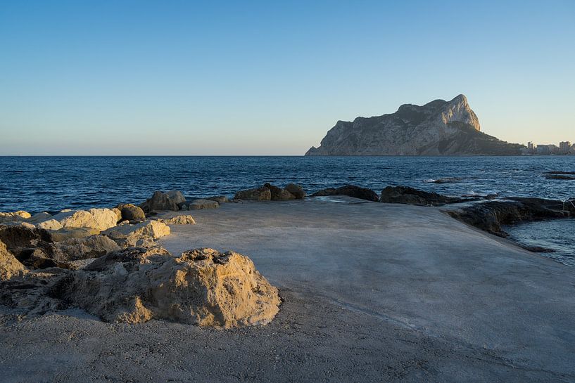 Avondlicht en de Peñón de Ifach in Calpe van Adriana Mueller