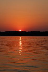 Coucher de soleil magique dans la baie : lueur orange sur le paysage