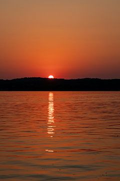 Magische zonsondergang in de baai: oranje gloed over het landschap van thomaswphotography