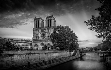 Notre Dame Sunset BW van Ion Chih
