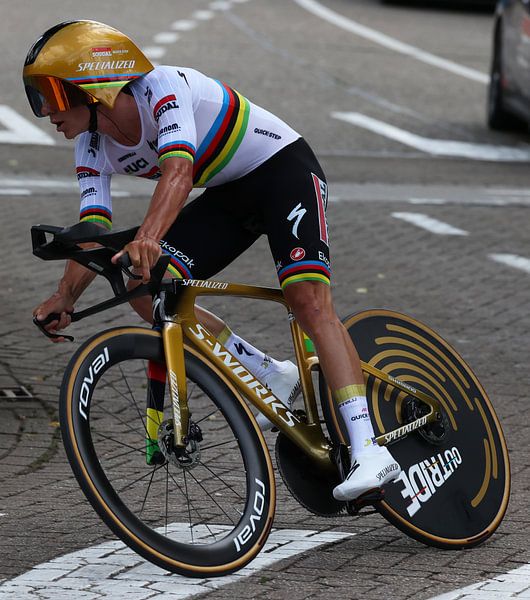 Goldene Remco Evenepoel auf dem goldenen Zeitfahrrad von FreddyFinn