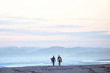 Surfers in Australië van Mark Thurman