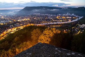 Geislingen an der Steige - Helfenstein-Panorama. Dampflokspur über dem Tal zur Blauen Stunde