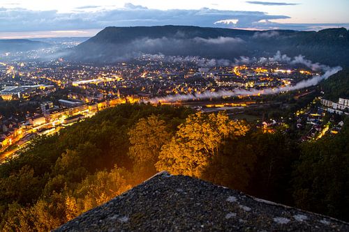 Geislingen an der Steige - Panorama du Helfenstein. Voie de locomotive à vapeur au-dessus de la vallée à l'heure bleue