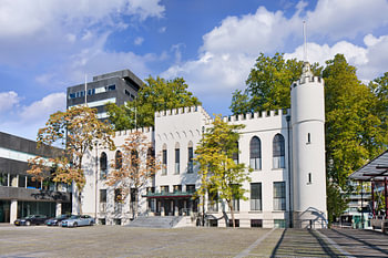Het stadhuis van Tilburg op een zonnige dag met een blauwe hemel