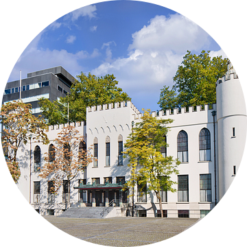 Het stadhuis van Tilburg op een zonnige dag met een blauwe hemel van Tony Vingerhoets