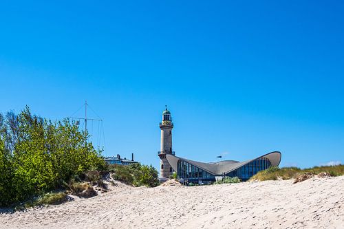 Gezicht op de vuurtoren met Teepott in Warnemünde