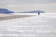 Ultieme vrijheid op het strand van het Schotse eiland Harris van Rob IJsselstein thumbnail