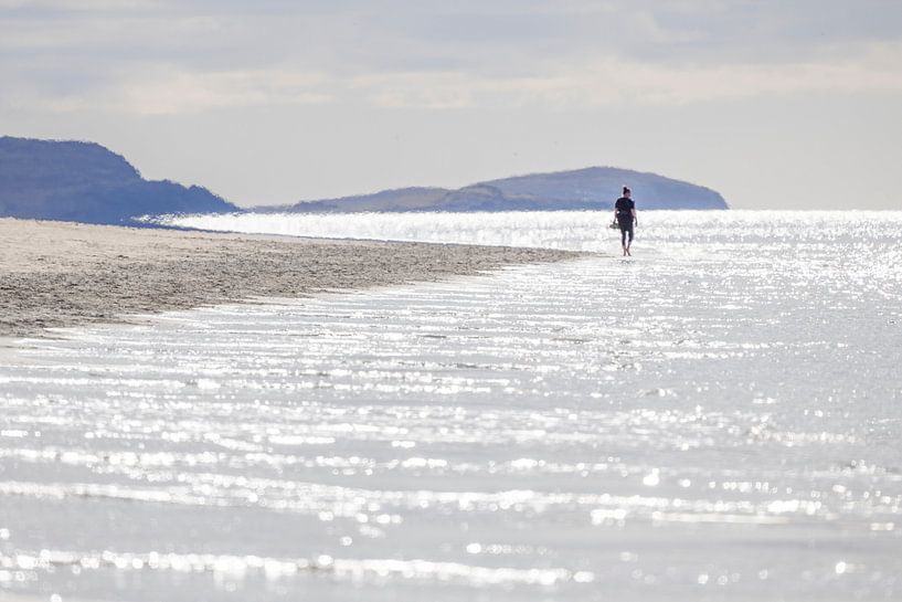 Ultieme vrijheid op het strand van het Schotse eiland Harris van Rob IJsselstein