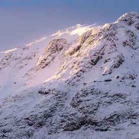 Schneebedeckter Berggipfel bei Sonnenaufgang in Glencoe von Sonny Vermeer