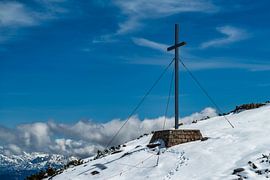 Gezicht op een kruis op het Dachstein-gebergte in Oostenrijk
