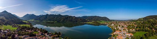 Luchtpanorama van Schliersee met blauwe lucht en wolken