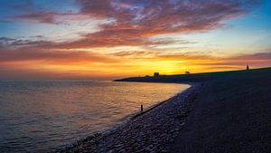 Den Helder en de dijk bij zonsopkomst van eric van der eijk