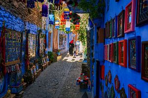 Een moeder en haar kind komen terug van boodschappen doen in Chefchaouen van Rene Siebring