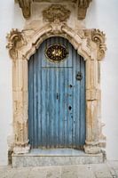 Authentieke blauwe deur in het witte dorp Ostuni Italy