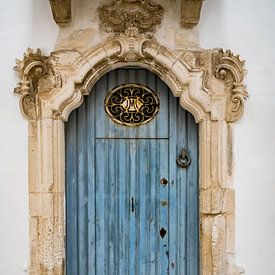 Authentieke blauwe deur in het witte dorp Ostuni Italy van Anouk Raaphorst