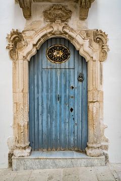 Authentieke blauwe deur in het witte dorp Ostuni Italy