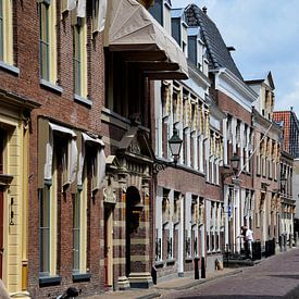 Een typisch Nederlands straatje. van Corine Dekker