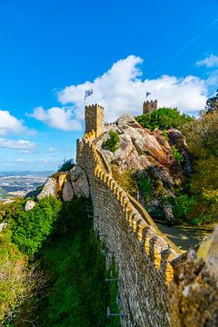 Burght op berg in Sintra, Portugal van Ivo de Rooij