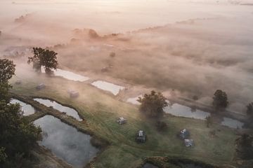 Bunker im Morgennebel bei Sonnenaufgang von Peter Haastrecht, van