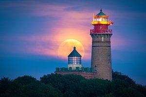 Leuchtturm mit Mond von Martin Wasilewski