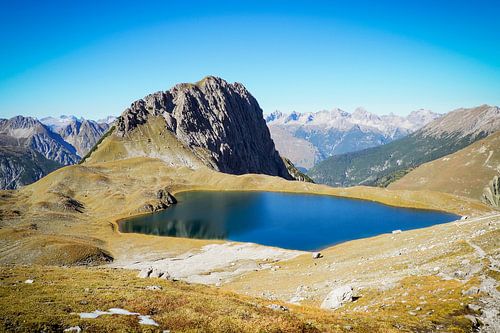 Een indrukwekkend natuurbeeld van de Lechtaler Alpen, gekenmerkt door ruige toppen, heldere berglucht en ongerepte wildernis.