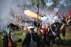 Feuer aus dem Lauf einer Muskete während eines mittelalterlichen Cosplay-Krieges