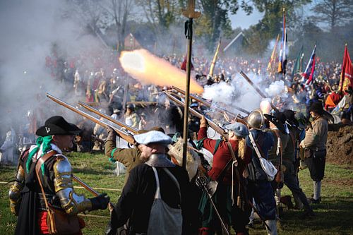 Vuur uit de loop van een musket geweer tijdens middeleeuwse cosplay oorlog
