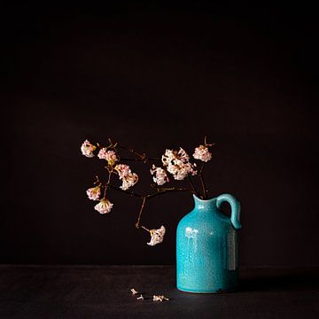 Branche fleurie sur vase bleu