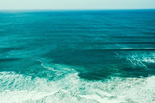 Vogelvlucht over de golven van de Atlantische Oceaan in Portugal