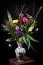 Stilleven kleurrijk boeket bloemen in vaas met musje van Marjolein van Middelkoop thumbnail