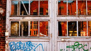 Rote Spiegelung – Verwitterte Tore & Graffiti