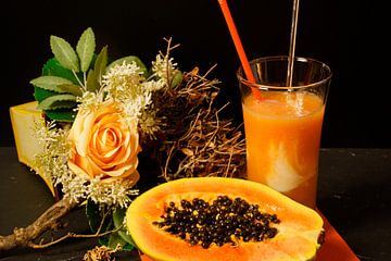 Orangen-Papaya-Limetten-Smoothie mit Joghurt.