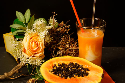 Sinaasappel papaya limoen smoothie met yoghurt.