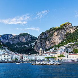 Uitzicht op Amalfi aan de Amalfikust in Italië van Rico Ködder