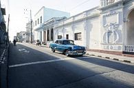 Oude vintage klassieke Amerikaanse auto in Trinidad, Cuba van Tjeerd Kruse thumbnail