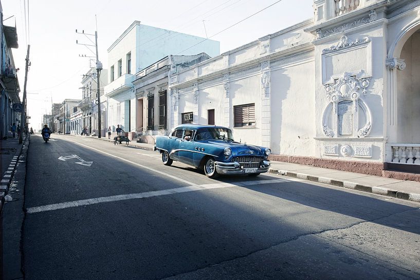 Oude vintage klassieke Amerikaanse auto in Trinidad, Cuba van Tjeerd Kruse