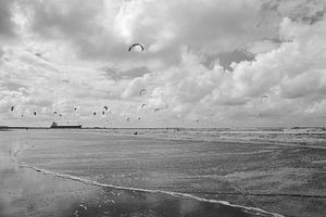 Kitesurfers bij Wijk aan Zee van Christa Stroo fotografie