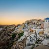 Santorini, Oia met de blauwe koepels tijdens zonsondergang van Marjolein van Middelkoop