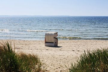 Strandkorb am Ufer der Ostsee