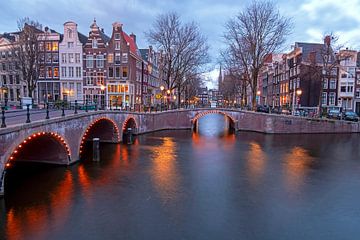 Stadsgezicht aan de Keizersgracht in Amsterdam bij zonsondergang in Nederland van Eye on You