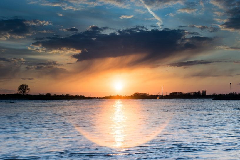 zonsondergang boven de waal van Patrick Verhoef