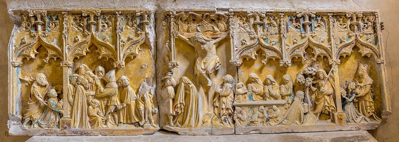 Beschädigtes mittelalterliches religiöses Steinrelief mit Resten von meist gelber Farbe in einer fra von Joost Adriaanse