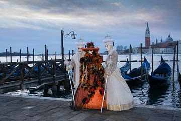 Carnaval Venetië 3 modellen poserend bij de gondels. van Tanja de Mooij